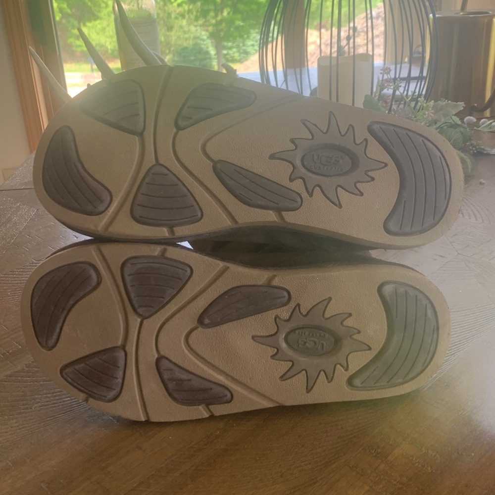 UGGS. - Picture 4 of 4